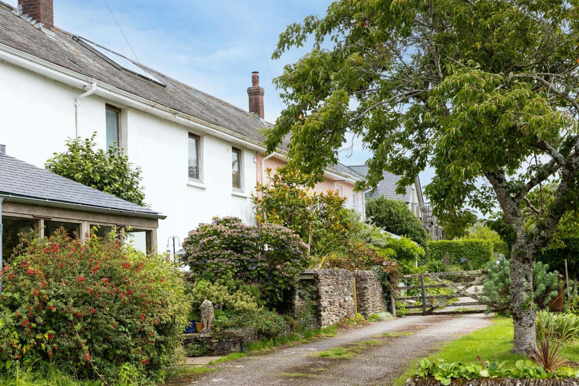 Middle - Tranquil Ideal For Walkers *